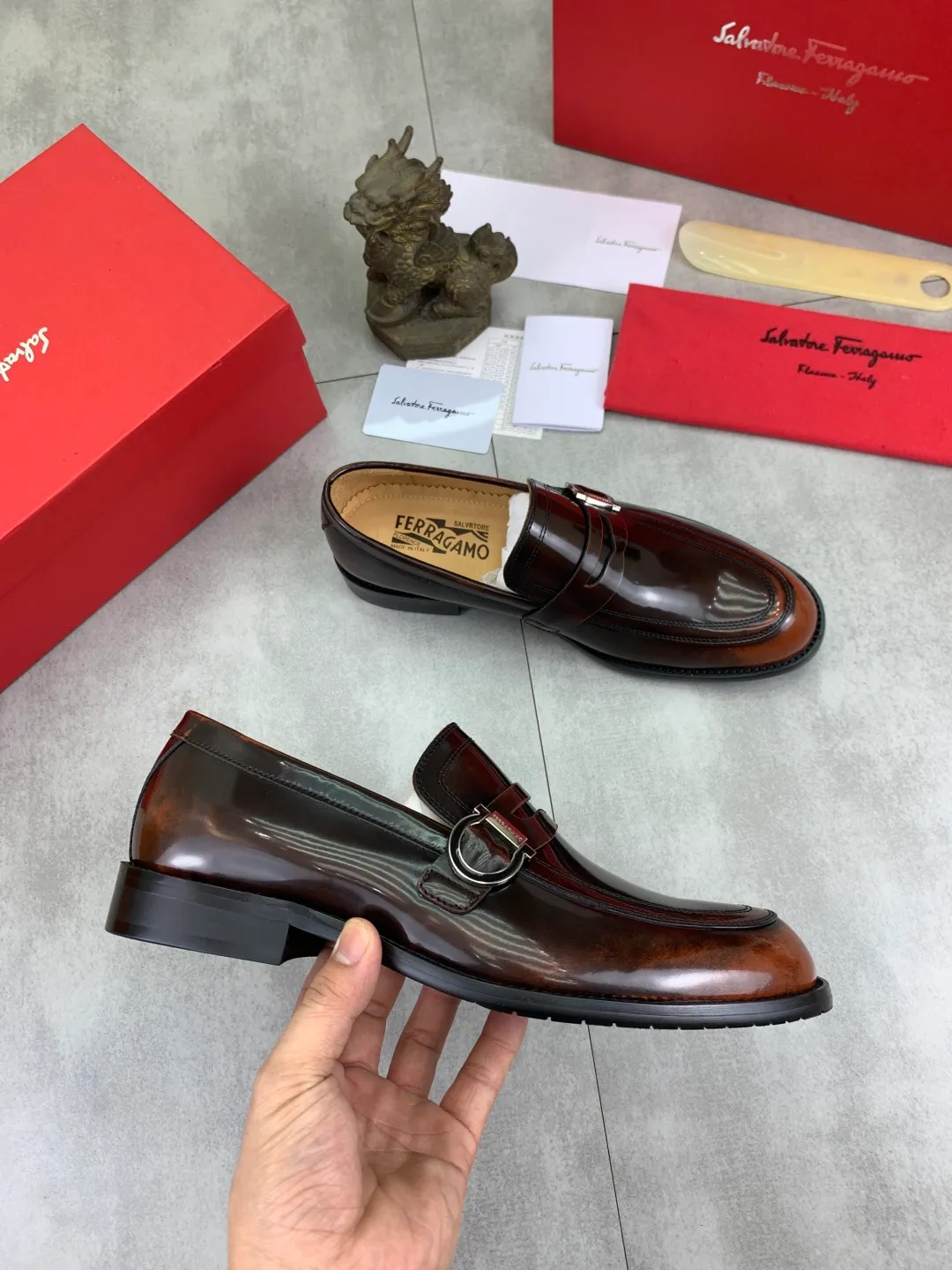 Men's Men's Shoes 💰P562💰[New Style] Water-dyed Niuli 🆘[Salvatore Ferragamo] Ferragamo's latest casual business leather shoes for men! Listed simultaneously! The fabric is made of specially imported original open-edge beaded calfskin, and the interior is made of imported water-dyed cowhide. It is absolutely luxurious and leads the fashion trend. Matching code: 38-44 (45 and 46 can be customized) Black, brown and burgundy colors available
